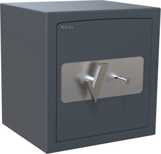 Grijze kluis met gesloten deur, metalen plaat met zilverkleurig 'V'-logo en sleutel.