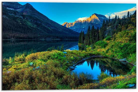 WallClassics - Dibond - Water tussen Groene Bergen - 60x40 cm Foto op Aluminium (Met Ophangsysteem)