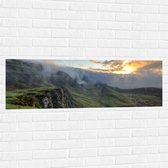 WallClassics - Muursticker - Soleil et Brume sur les Montagnes - 120x40 cm Photo sur Muursticker