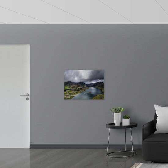 WallClassics - Muursticker - Donkere Wolken boven Rivier - 80x60 cm Foto op Muursticker