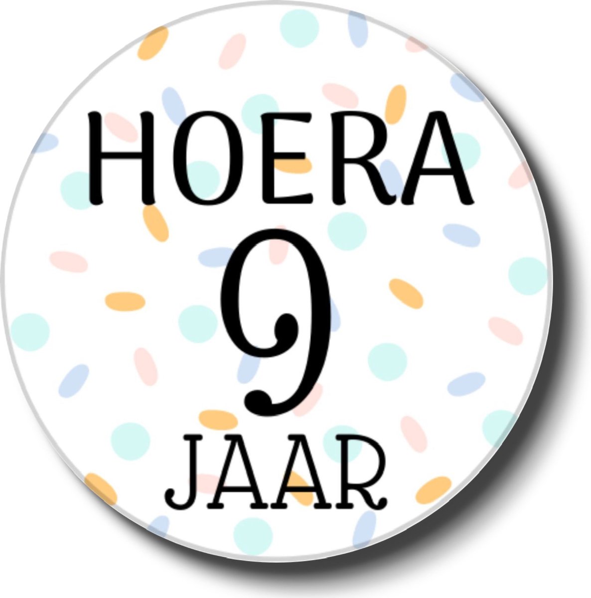 Traktatiestickers Hoera 9 Jaar - Stickervel - Cadeausticker - Wensetiket - Rond 40 mm - Sluitsticker - 20 stuks - Wit Pastel Groen Geel Roze Groen Blauw Paars Confetti - Sticker 9e Verjaardag - Kinder Traktatie - Basisschool Kinderfeestje Feest