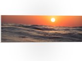 WallClassics - PVC Schuimplaat - Kalmerende Zee met Zonsondergang - 60x20 cm Foto op PVC Schuimplaat (Met Ophangsysteem)