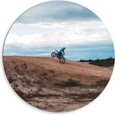 WallClassics - Dibond Muurcirkel - Motorcrosser op Zandheuvels - 80x80 cm Foto op Aluminium Muurcirkel (met ophangsysteem)