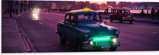 WallClassics - Dibond - Blauw Taxi in Paarsgekleurde Stad - 120x40 cm Foto op Aluminium (Met Ophangsysteem)