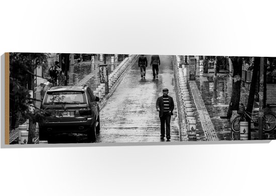 WallClassics - Hout - Man wandeldn door Dorpje (zwart/wit) - 120x40 cm - 12 mm dik - Foto op Hout (Met Ophangsysteem)