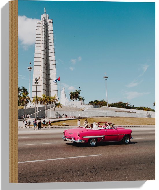 WallClassics - Hout - Roze Cabrio in Stad - 30x40 cm - 12 mm dik - Foto op Hout (Met Ophangsysteem)