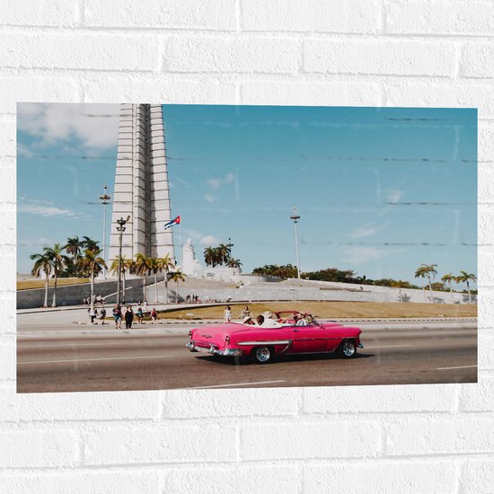 WallClassics - Muursticker - Roze Cabrio in Stad - 75x50 cm Foto op Muursticker