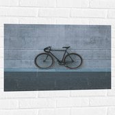 WallClassics - Muursticker - Zwarte Fiets tegen Grijze Gebouw - 75x50 cm Foto op Muursticker