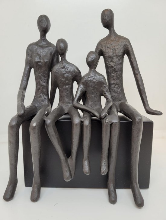 Beeld familie - Ouders en kinderen figuur - bruin  op sokkel - decoratief beeld - Sculptuur zittende familie - metalen beeld met structuur - hoogte 23 cm