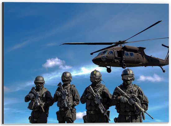 WallClassics - Dibond - Rij Soldaten bij Legerhelikopter - 40x30 cm Foto op Aluminium (Wanddecoratie van metaal)