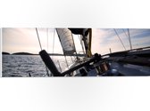 WallClassics - PVC Schuimplaat - Snelle Boot op Oceaan - 60x20 cm Foto op PVC Schuimplaat (Met Ophangsysteem)