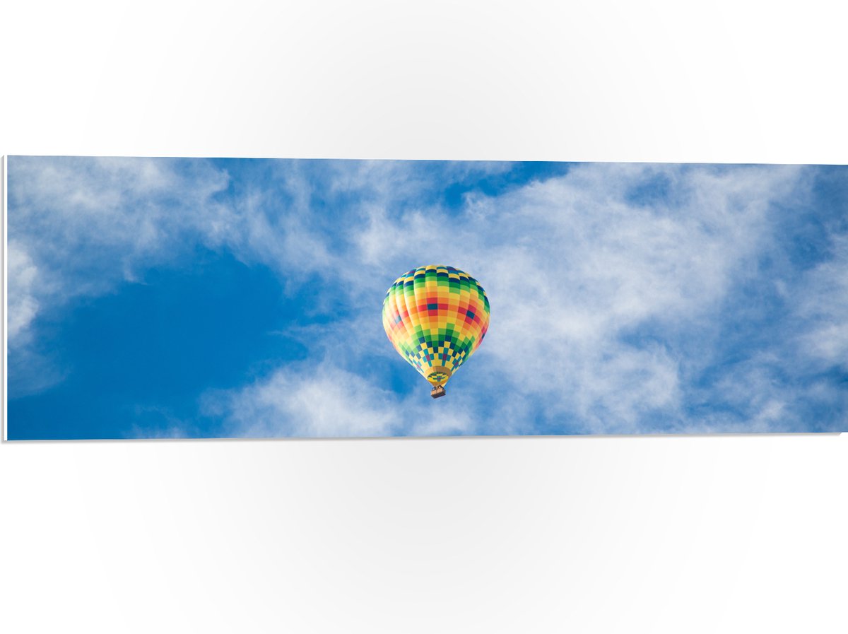 PVC Schuimplaat - Onderaanzicht van Luchtballon bij Sluierbewolking - 90x30 cm Foto op PVC Schuimplaat (Met Ophangsysteem)
