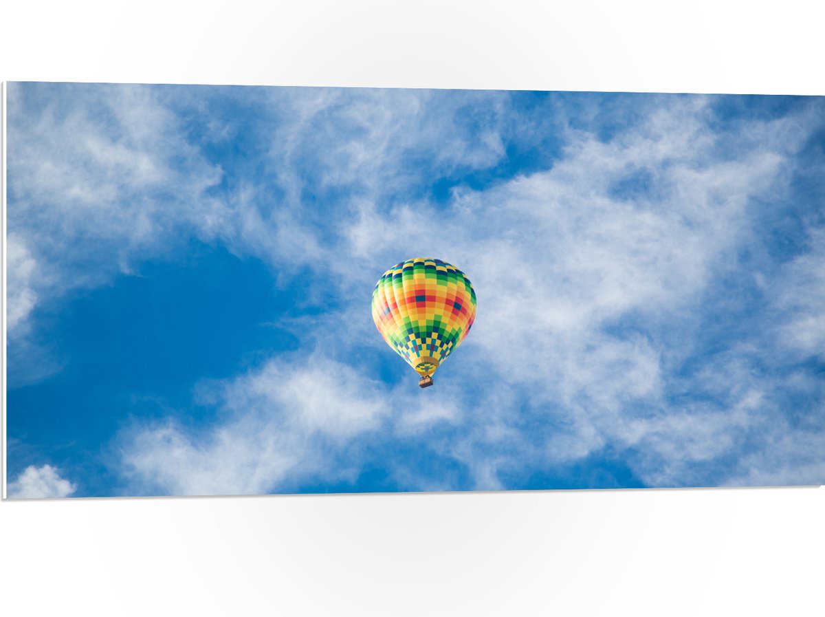 PVC Schuimplaat- Onderaanzicht van Luchtballon bij Sluierbewolking - 100x50 cm Foto op PVC Schuimplaat