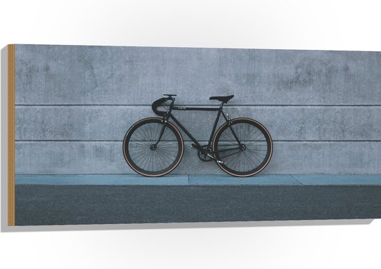 WallClassics - Hout - Zwarte Fiets tegen Grijze Gebouw - 100x50 cm - 12 mm dik - Foto op Hout (Met Ophangsysteem)