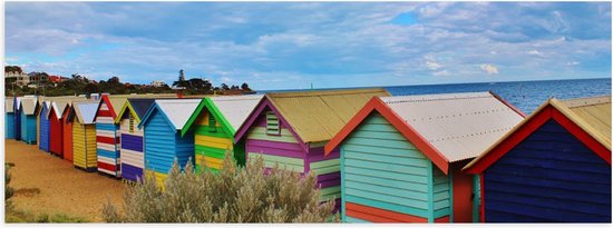 WallClassics - Poster (Mat) - Gekleurde huisjes op het Strand - 60x20 cm Foto op Posterpapier met een Matte look