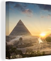 Canvas Schilderij Zonsondergang naast piramide Caïro - Egypte - 50x50 cm - Wanddecoratie