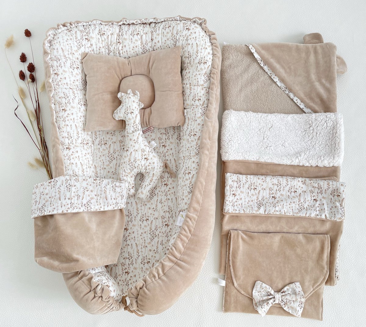 Babyset | babynest set | Beige | Gedroogde takjes print | Fluweel | 15-delig | Compleet set | Oeko-tex | +GRATIS DRAAGBARE ELEKTRISCHE BORSTKOLF t.w.v. €89,99