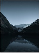 WallClassics - Poster (Mat) - Meer bij Bergen onder Sterren - 60x80 cm Foto op Posterpapier met een Matte look