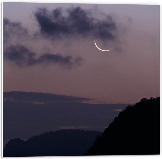 WallClassics - Panneau en mousse PVC – Lune étroite avec nuages ​​et Montagnes – Photo 50 x 50 cm sur panneau en mousse PVC