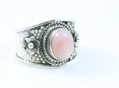 Bewerkte zilveren ring met roze opaal - maat 19