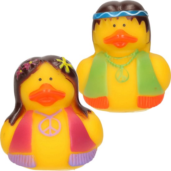 Twee gele badeendjes, beide met bruin haar en oranje bek. Eén met roze vest, paarse en roze rand en bloemen in haar. De ander met groen vest, oranje-rode rand en peace ketting.