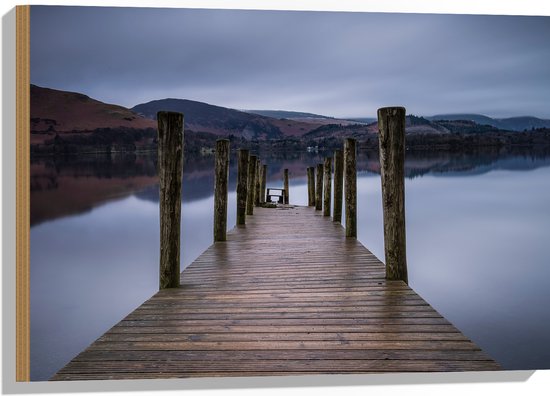 WallClassics - Hout - Vlonder over Water bij Kaal Gebergte - 75x50 cm - 12 mm dik - Foto op Hout (Met Ophangsysteem)