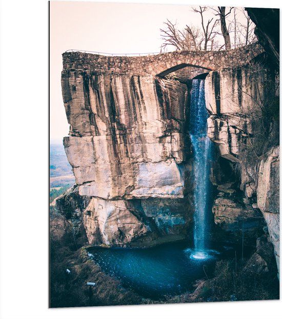 WallClassics - Dibond - Waterval in Hoek van Rots - 75x100 cm Foto op Aluminium (Met Ophangsysteem)