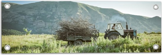 WallClassics - Poster de jardin - Tracteur avec chariot à travers le pré - 60x20 cm Photo sur Poster de jardin (décoration murale pour l'extérieur et l'intérieur)