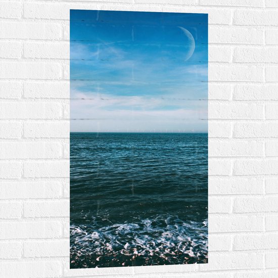 WallClassics - Muursticker - Smalle Maan overdags Boven Zee - 50x100 cm Foto op Muursticker