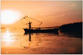 WallClassics - Poster (Mat) - Un pêcheur lance le filet de pêche d'un bateau - Photo 75x50 cm sur papier affiche avec un aspect mat