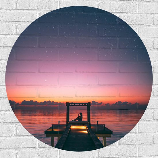 WallClassics - Muursticker Cercle - Femme relaxante sous un ciel étoilé sur le pont - 90x90 cm Photo sur Muursticker