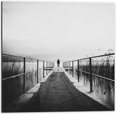 WallClassics - Dibond - Personnage sur un pont au bord de Water en noir et blanc - Photo sur aluminium 50x50 cm (Décoration murale en métal)