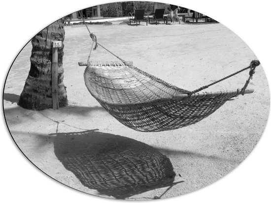 WallClassics - Dibond Ovaal - Hangmat op een Tropisch Strand Zwart / Wit - 80x60 cm Foto op Ovaal (Met Ophangsysteem)