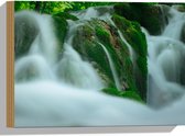 WallClassics - Hout - Mistige Waterval in de Natuur - 40x30 cm - 12 mm dik - Foto op Hout (Met Ophangsysteem)