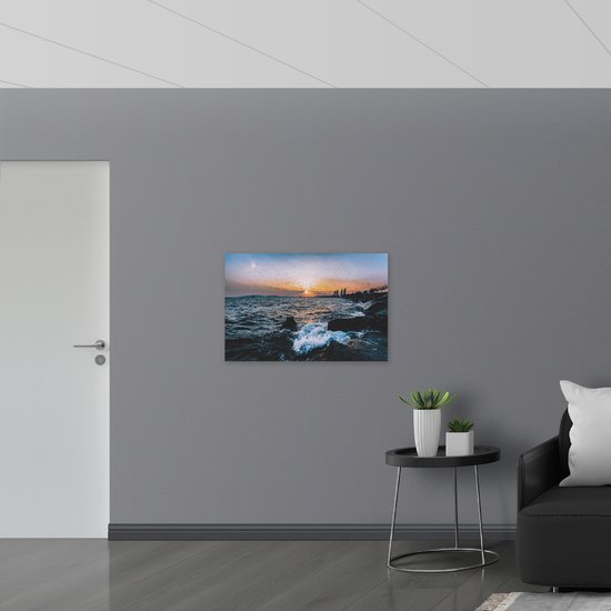 Canvas - Klotsende Golven tegen Rotsen bij Zonsondergang - 90x60 cm Foto op Canvas Schilderij (Wanddecoratie op Canvas)