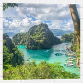 WallClassics - Muursticker - Begroeide Rots bij Helder Water - 50x50 cm Foto op Muursticker