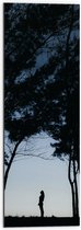WallClassics - Dibond - Silhouet van Vrouw onder Hoge Bomen - 30x90 cm Foto op Aluminium (Met Ophangsysteem)
