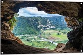 WallClassics - Tuinposter – Uitkijkend op een Vallei vanuit een Grot in de Bergen - 105x70 cm Foto op Tuinposter  (wanddecoratie voor buiten en binnen)