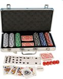 Open zilveren koffer met zes rollen pokeren fiches (blauw, groen, grijs, rood, wit). Speelkaarten, dealer-chip en dobbelstenen liggen ernaast.