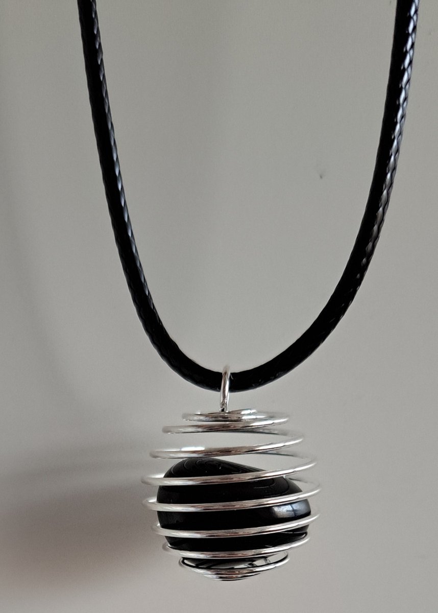Onyx hanger 20-25 mm met koord 45 cm
