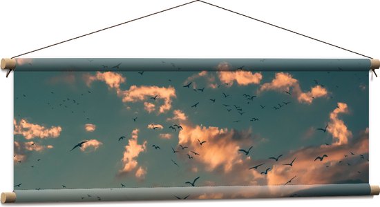 WallClassics - Textielposter - Zwerm Vogels bij Witte Wolken - 90x30 cm Foto op Textiel