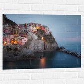 WallClassics - Muursticker - Verlicht Gekleurd dorpje aan Water - 80x60 cm Foto op Muursticker