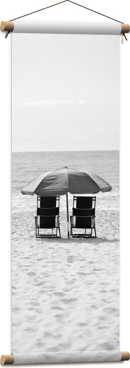 Textielposter - Stoelen op het Strabd met Parasol in het zwart-wit - 30x90 cm Foto op Text