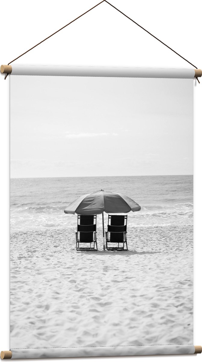 Textielposter - Stoelen op het Strabd met Parasol in het zwart-wit - 60x90 cm Foto op Text