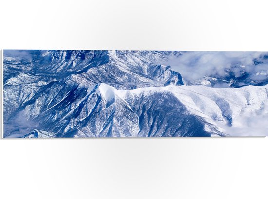 WallClassics - PVC Schuimplaat - Wolken bij Bergen met Sneeuw - 60x20 cm Foto op PVC Schuimplaat (Met Ophangsysteem)