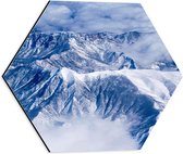 WallClassics - Dibond Hexagon - Wolken bij Bergen met Sneeuw - 40x34.8 cm Foto op Hexagon (Met Ophangsysteem)