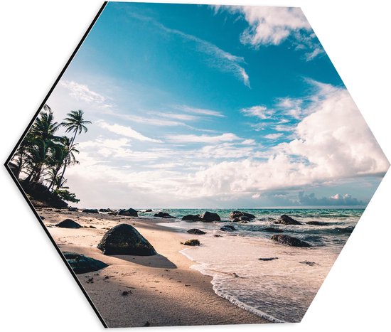 WallClassics - Dibond Hexagon - Strand met Grote Keien aan de Zee - 40x34.8 cm Foto op Hexagon (Met Ophangsysteem)