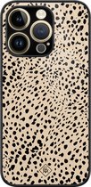 Casimoda® hoesje - Geschikt voor iPhone 14 Pro - Stippen bruin abstract - Luxe Hard Case Zwart - Backcover telefoonhoesje - Bruin/beige