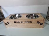 Voerbak hond - Houten voerbak - Dieren voerbak - Drinkbak - Drinkbak hond - Voer hond - Bar is open - 54x26x15 cm