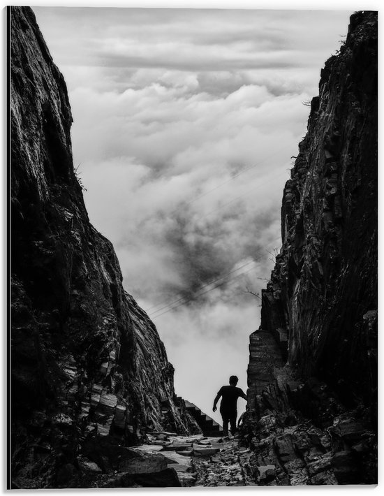 WallClassics - Dibond - Man tussen Rotsen boven Wolken in Zwart-wit - 30x40 cm Foto op Aluminium (Met Ophangsysteem)